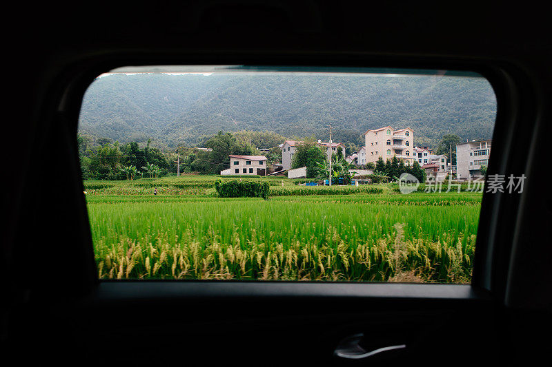 透过车窗看外面的风景