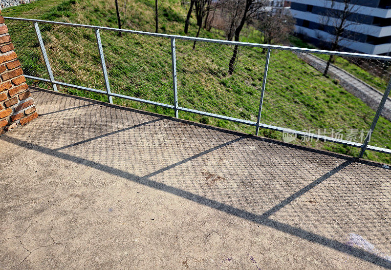 露台围栏、栏杆的金属管内填有钢索索网。围栏钢丝不锈钢围栏。木地板，公园舞池，铁丝，镀锌栏杆，栏杆