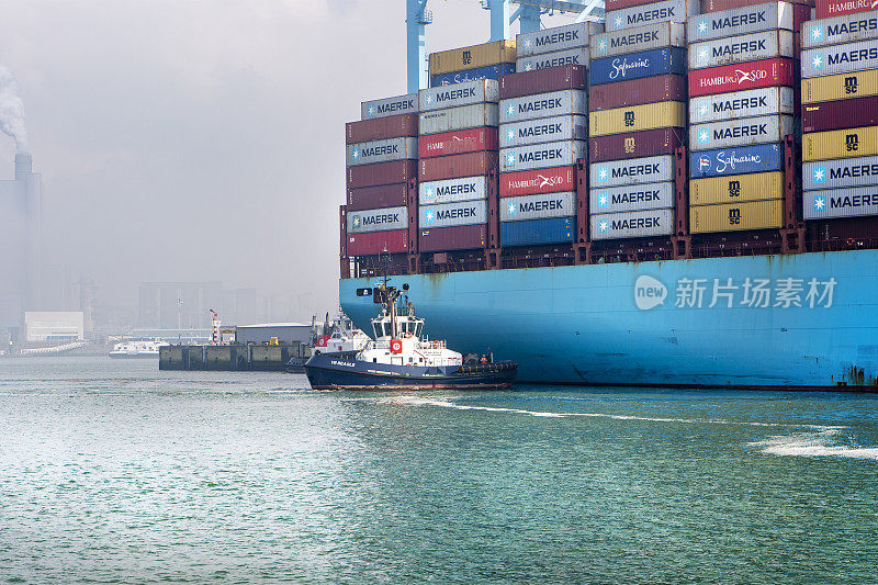 鹿特丹Maasvlakte的集装箱船和大型龙门起重机