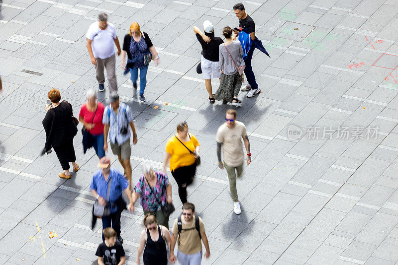 一群游客和观光者在城市里享受阳光明媚的日子，高架的景色，背景与复制空间