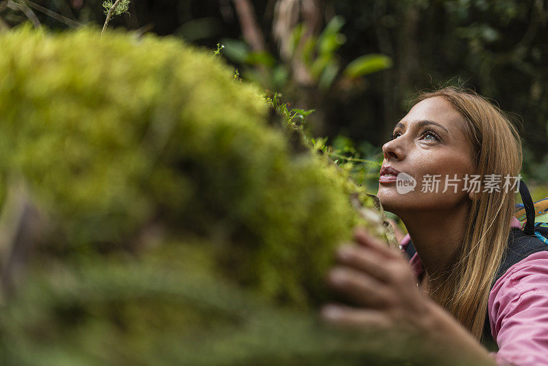 一位拉丁妇女在美丽的自然森林中享受着这个地方的宁静