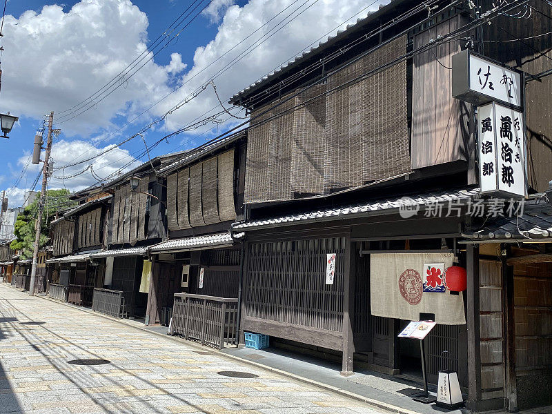 日本-京都-祗园区的小街和一个骑自行车的日本人