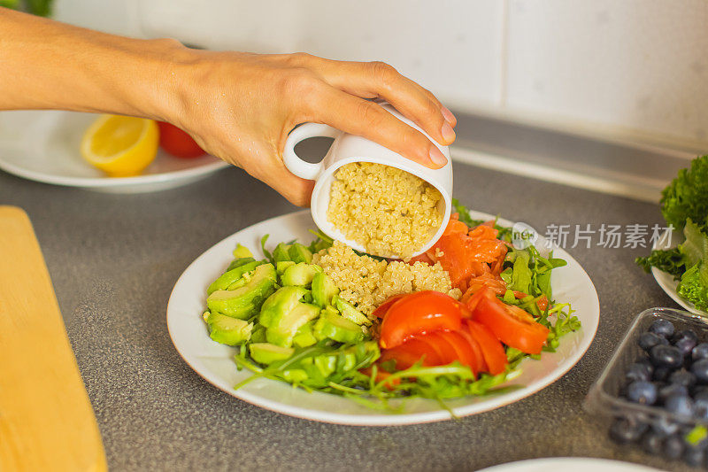 沙拉里放藜麦。健康的食物