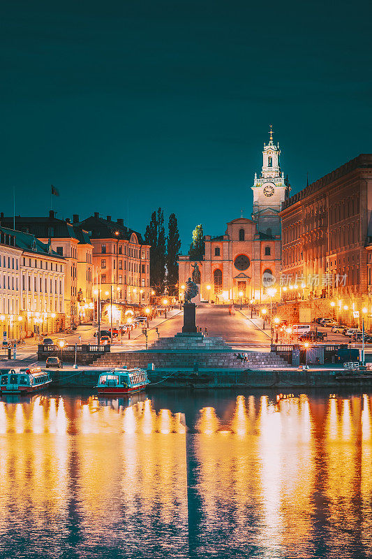 斯德哥尔摩,瑞典。夜光下斯德哥尔摩老城著名的河堤风景。大教堂或圣尼古拉斯教堂和皇宫。著名的热门旅游景点