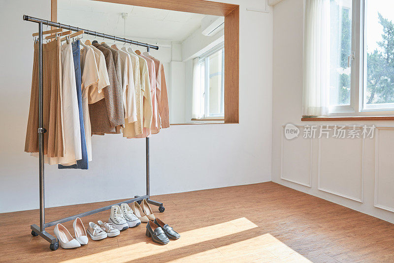 服装、时尚、购物、生活方式、衣架、衣架、试衣间、室内