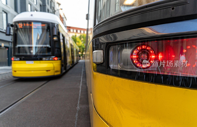 柏林电车在城市街道上的红色轨道灯