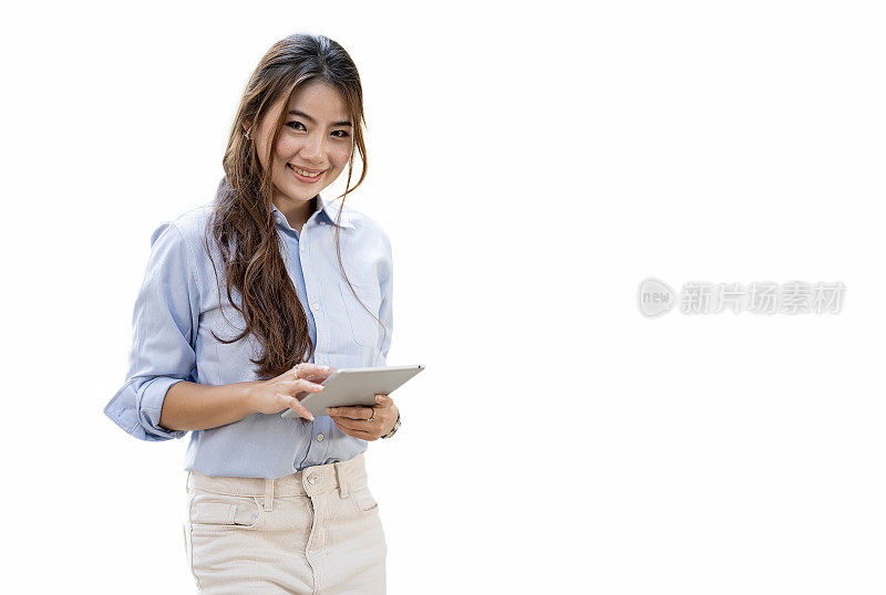 微笑的亚洲女商人拿着平板电脑，站在白色的背景
