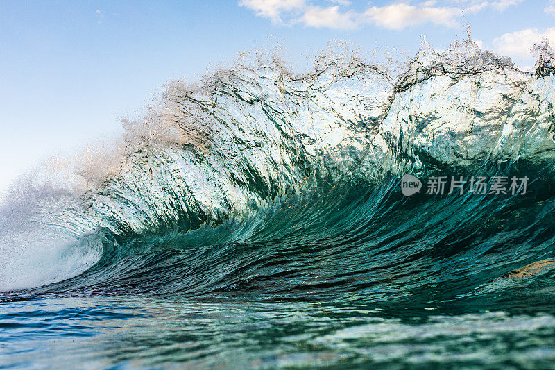 巨大的海浪碰撞在戏剧性的光线中产生了水的爆炸