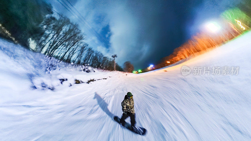 超广角视野的滑雪板在夜间