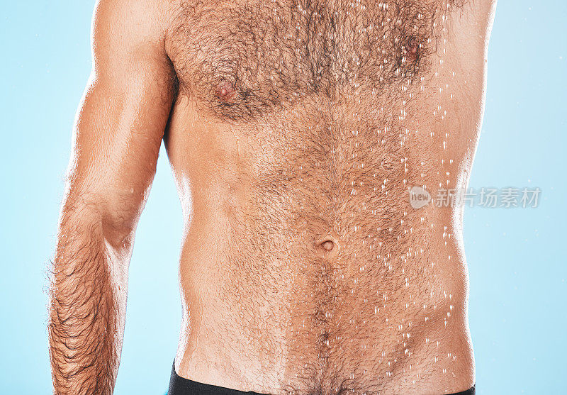 健康，美容和身体护理男子淋浴护肤清洗程序和美容治疗运动。梳理，健康和卫生的肌肉模型清洁身体在蓝色工作室背景