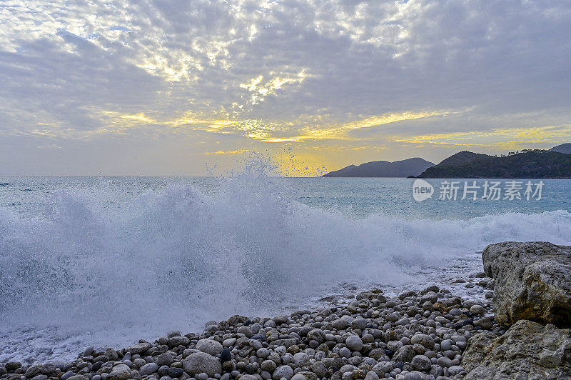 海浪撞击岩石形成的波浪。大海里的波浪。