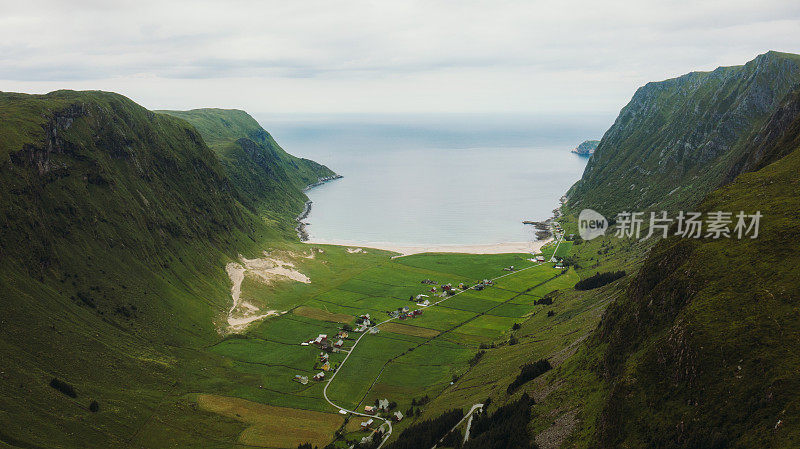 风景如画的鸟瞰图的山路到村庄的海边在挪威