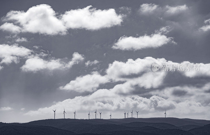 山上风力涡轮机的壮观景象