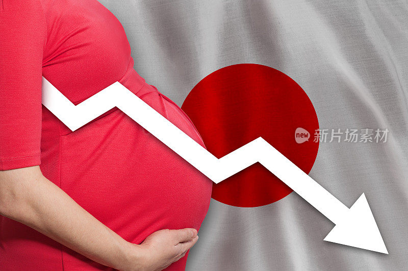 日本国旗背景上的日本孕妇。日本生育率下降