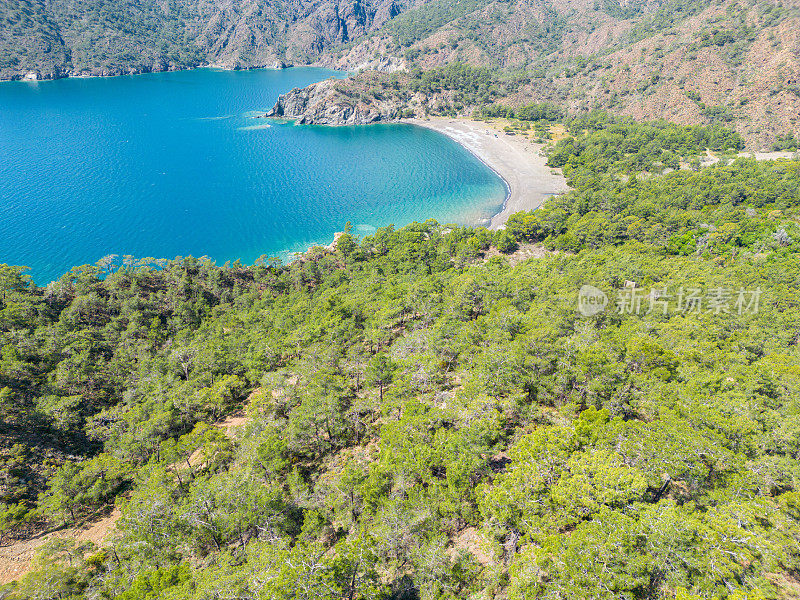 山景与自然海岸相映成趣，山峦连绵，布满松林。