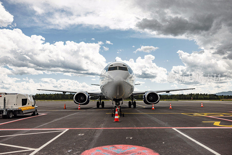 一架客机起飞前在机场跑道上的前视图