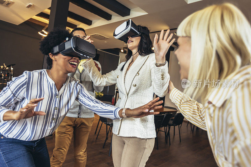 商务人士在团队建设研讨会上使用VR眼镜进行团队训练练习