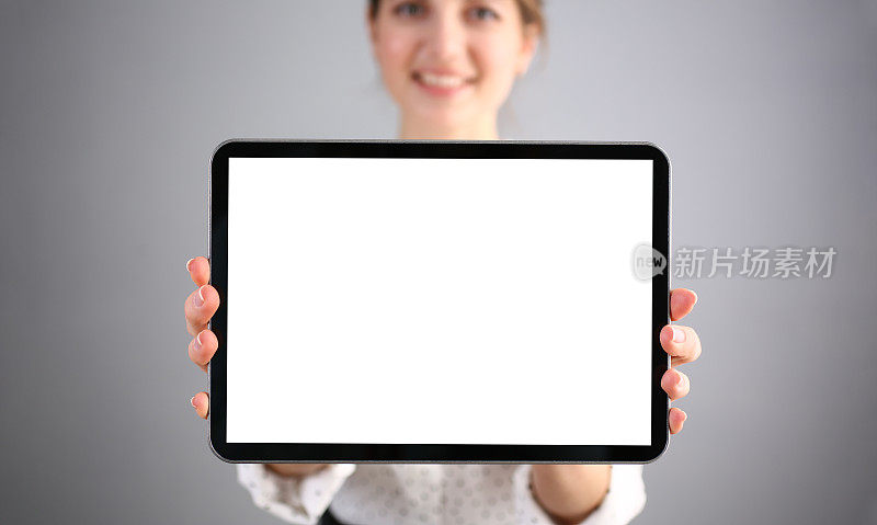 美丽微笑的女商人拿着数码平板电脑