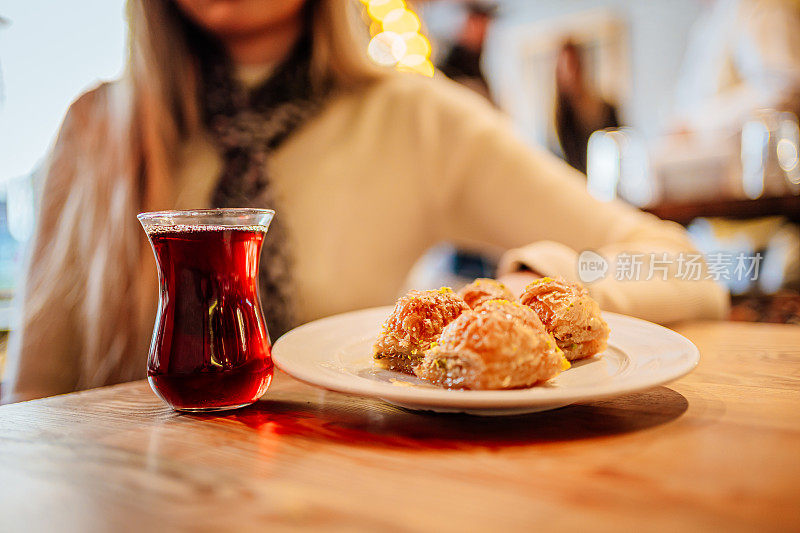 土耳其茶在传统的茶杯与土耳其美食果仁蜜饼