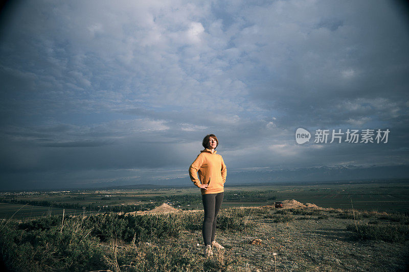 一位快乐的45岁妇女正在山上做晨练