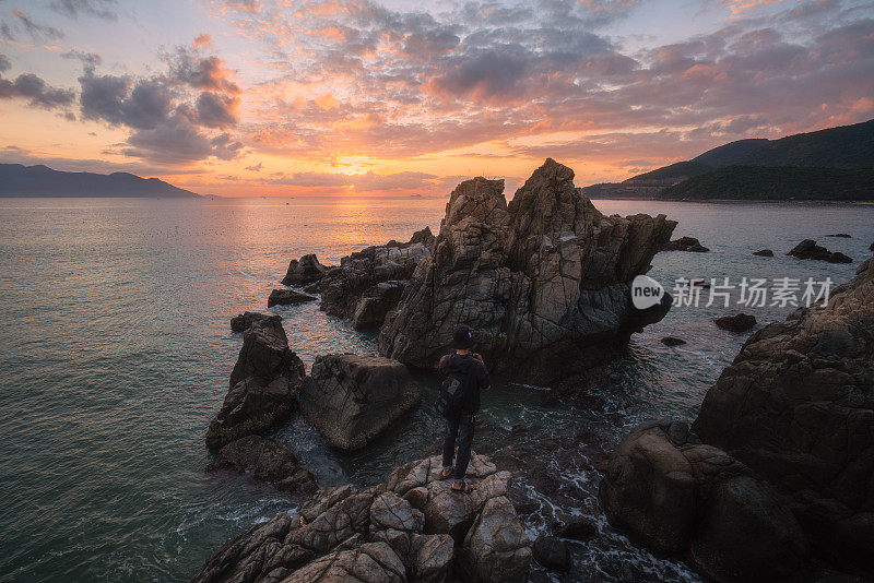 摄影师在永隆海滩的恒河洞