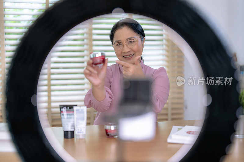 一位年长的亚洲女性录制了一段视频，教人们化妆，并在网上评论化妆品。