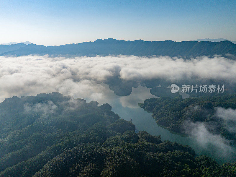 航拍山上美丽的日出和云海