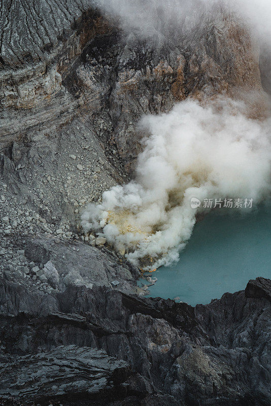 硫磺烟从印尼东爪哇的伊真火山口升起