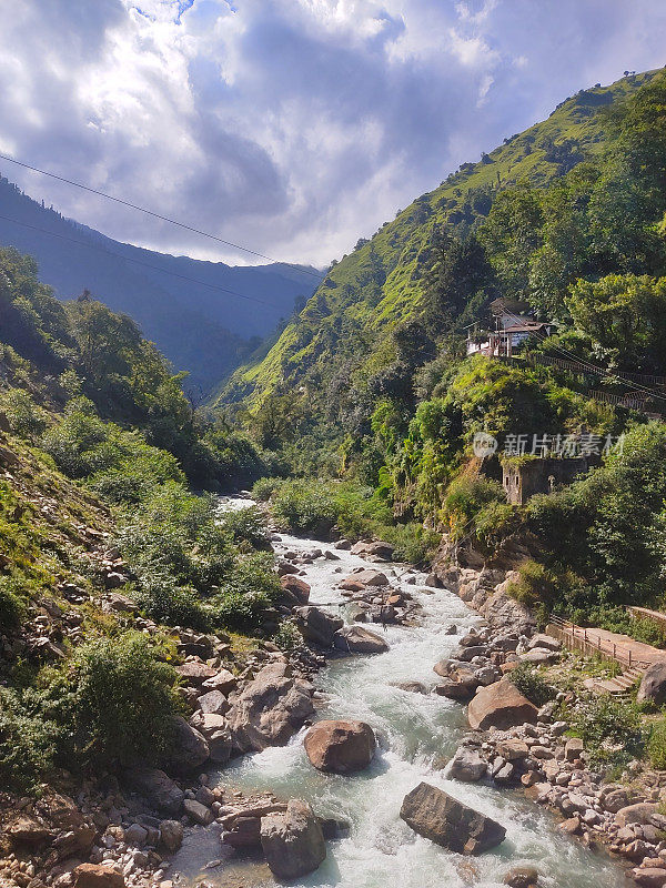 季风期间，喜马拉雅冰川河谷的美丽自然风光穿过喜马拉雅山脉郁郁葱葱的绿色森林