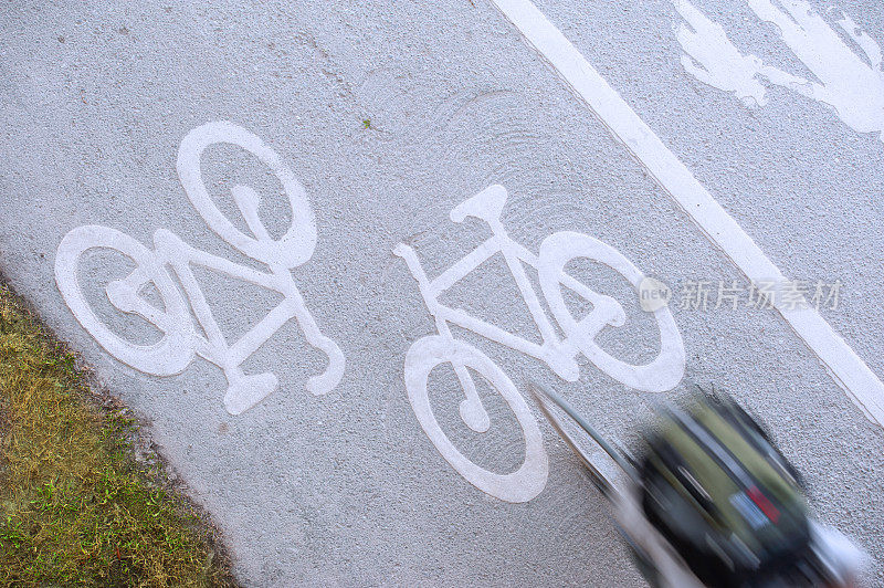 对角自行车道与自行车的俯视图