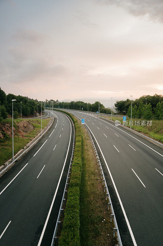 多车道公路