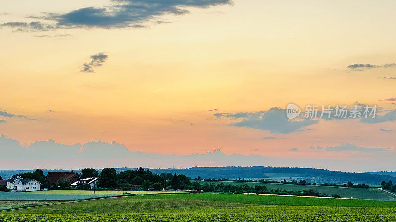 田野上的夕阳