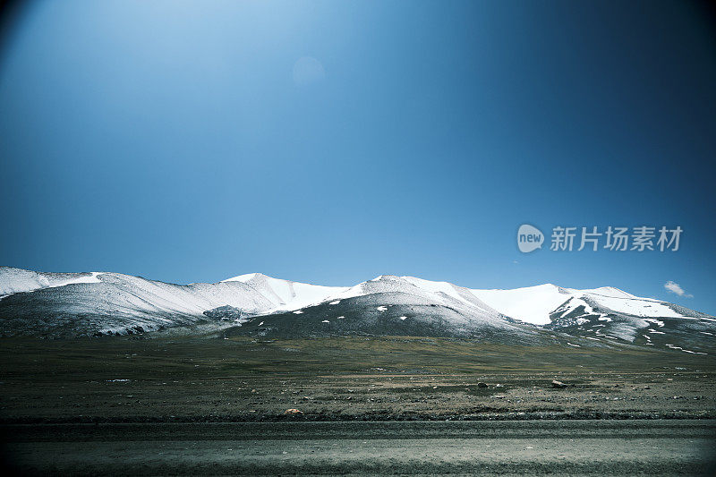 阿拉贝尔高原上白雪皑皑的山峰和融化的湖泊