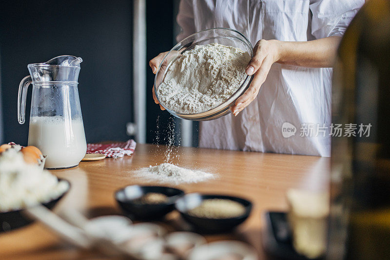 一位妇女准备揉面