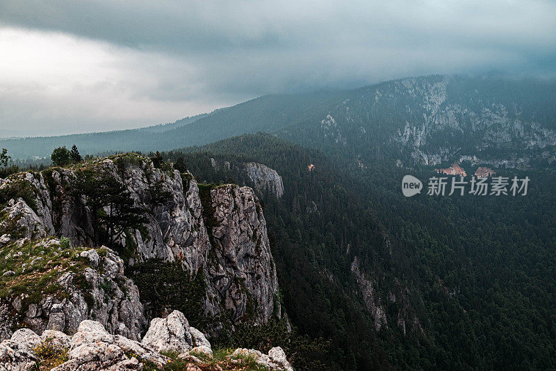 杜密特国家公园的深峡谷，有着多变的天际线