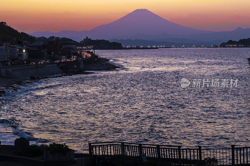 尾岛黄昏:令人敬畏的富士山景色