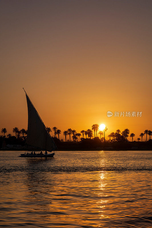 埃及卢克索，尼罗河上的传统埃及三桅船