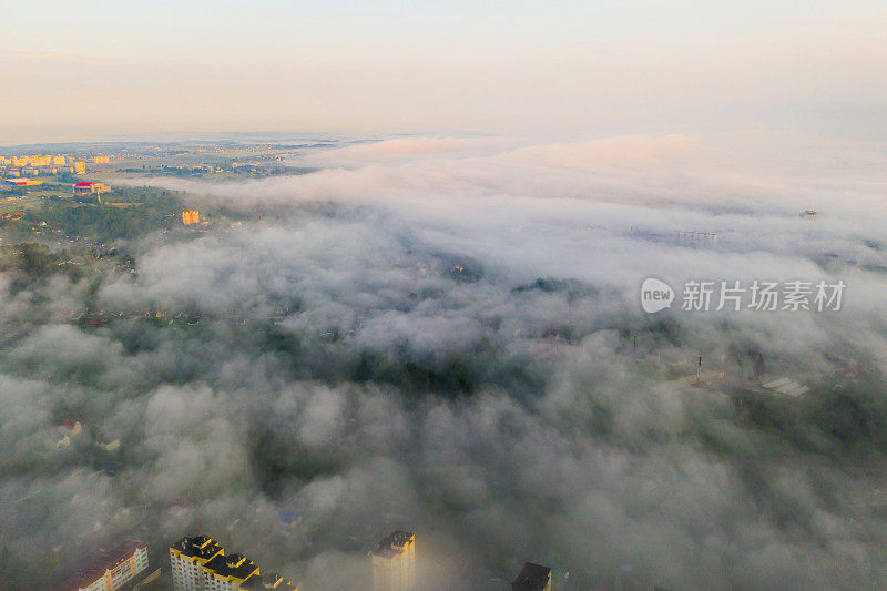 雾中的城市鸟瞰图。早晨的风景无人机摄影。可持续性。