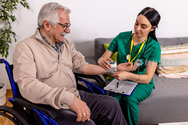 女志愿者为有需要的老人测血压