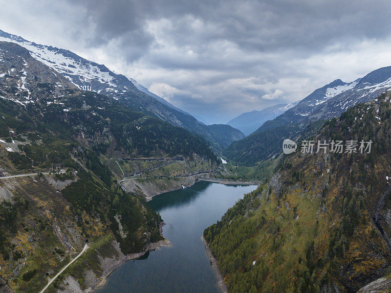 瀑布在Galgenbichl水库湖上的Kölnbrein大坝在马耳他克恩顿州奥地利