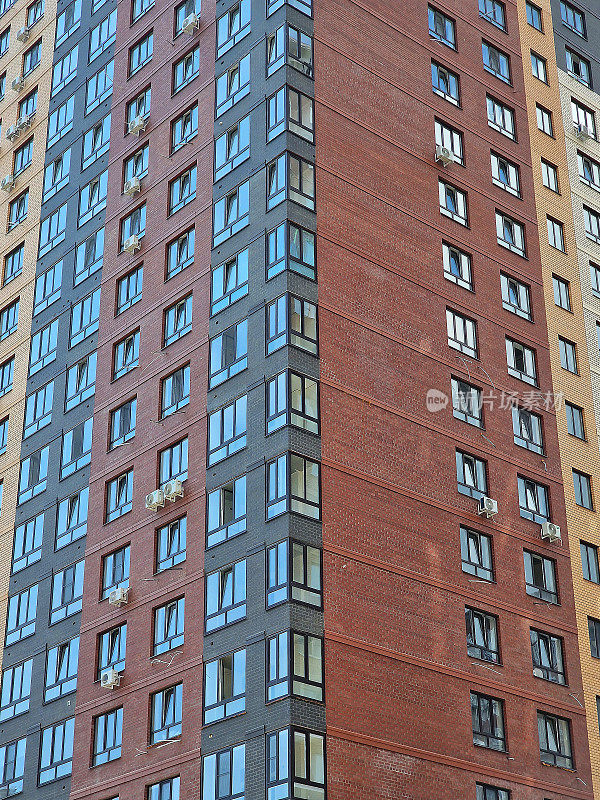 多层建筑在一个现代化的住宅综合体。现代建筑特写。大都市区的商业大厦。