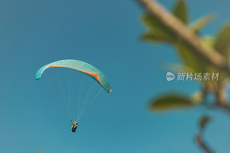 天空中的滑翔伞。在滑翔伞上飞行的运动员。