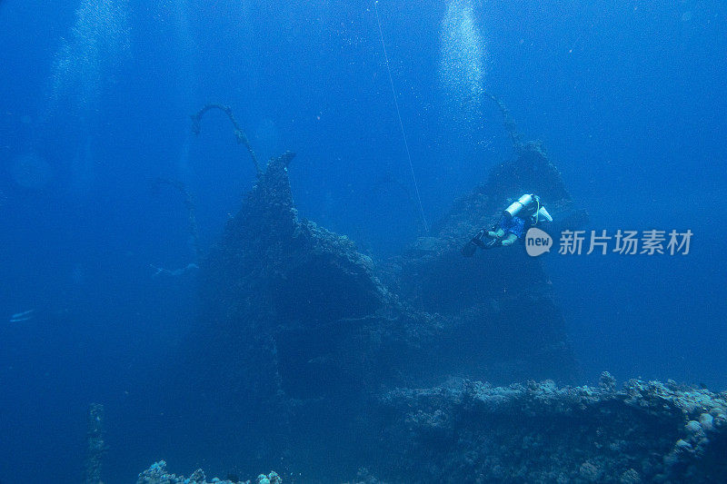 沙特阿拉伯延布，一艘沉船上的水肺潜水员