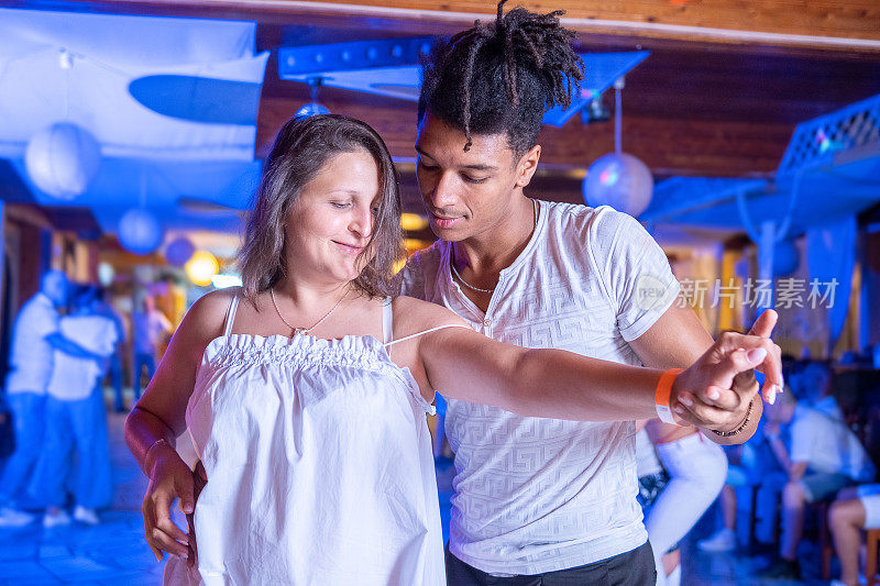 欢快的双人拉丁舞。