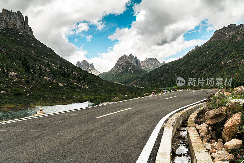 中国连宝业泽的山路