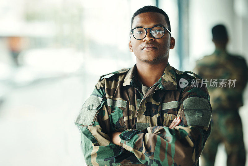 自信的士兵肖像，模型和双臂交叉在军队大楼，骄傲和专业的英雄服务。军旅生涯，安全和勇气，在政府机构穿迷彩服的黑人。