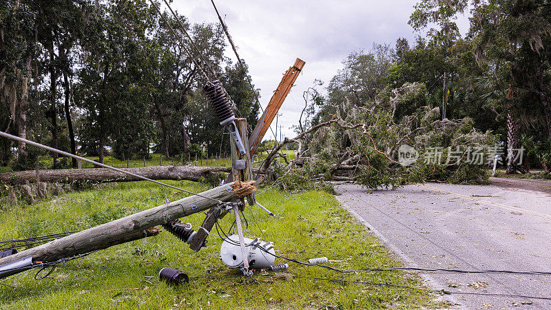 北佛罗里达州的小社区斯坦哈奇没有电。飓风登陆后的道路