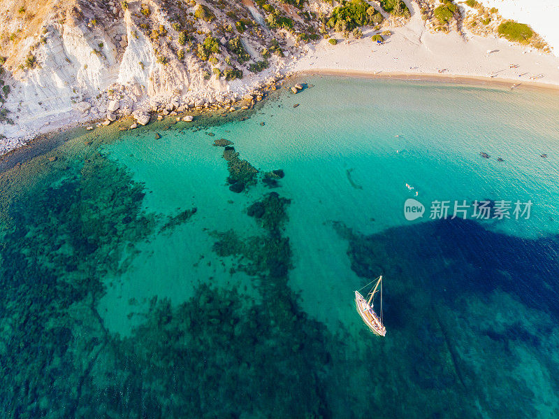 飞越地中海清澈的海水。无人机视角。库存图片