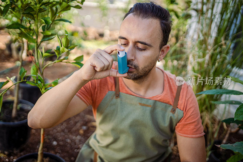 年轻人在户外使用哮喘吸入器