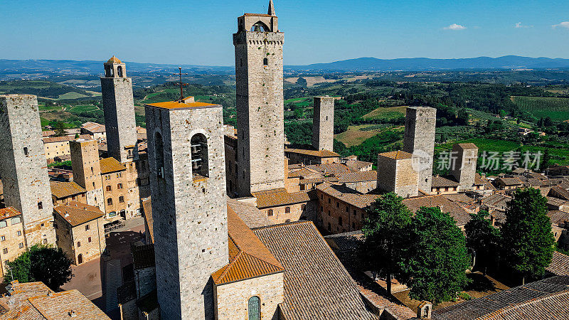 夏日天气下的意大利托斯卡纳圣吉米尼亚诺镇鸟瞰图意大利托斯卡纳地区最美丽的中世纪城镇之一圣吉米尼亚诺镇